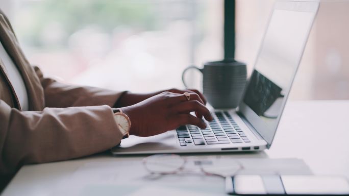 追求目标需要努力敲击点击键盘