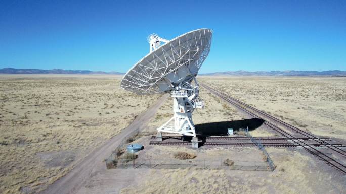 新墨西哥州的超大阵列是用于射电天文学的巨型射电望远镜，用于研究天体和来自外层空间的无线电波