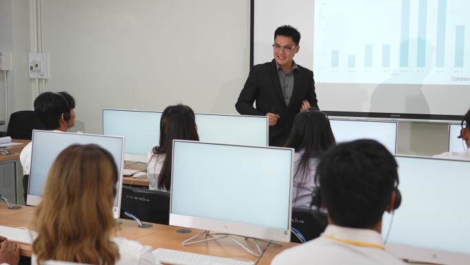 大学计算机教室中的多种族学生的成熟教师教学