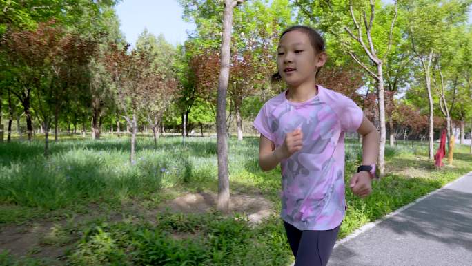 4K清晨在公园锻炼身体跑步的中国女孩