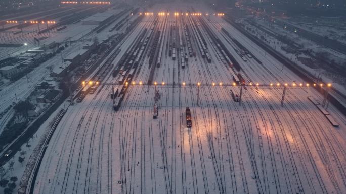 冬季夜间货运列车鸟瞰图