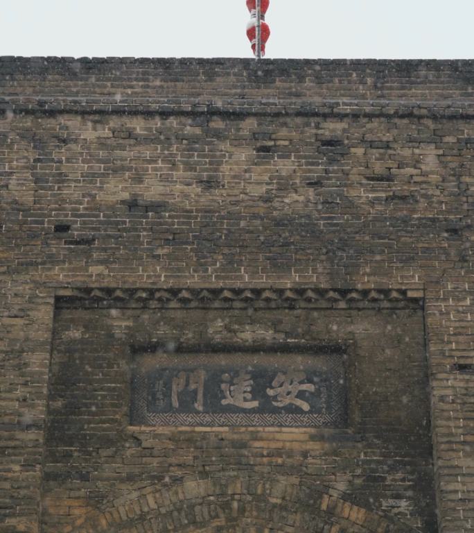 垂直，中国西安古城墙在雪中。