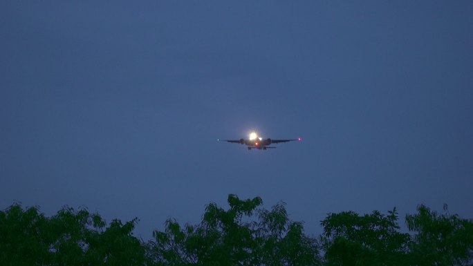 黄昏中的飞机夜空中