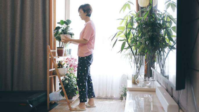 亚洲女性家庭园艺养花