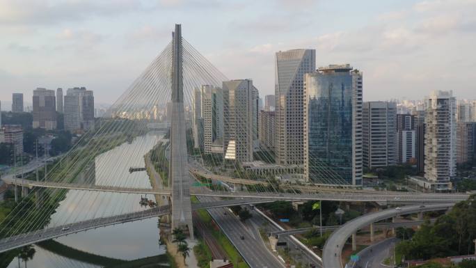 皮涅罗斯河边缘的Estaiada大桥