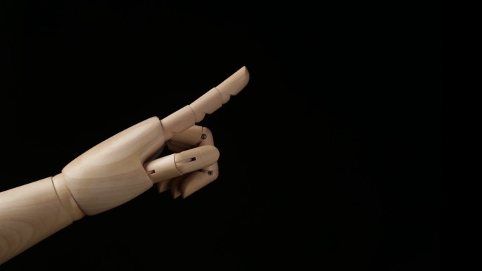 人形手触摸某物。机器人