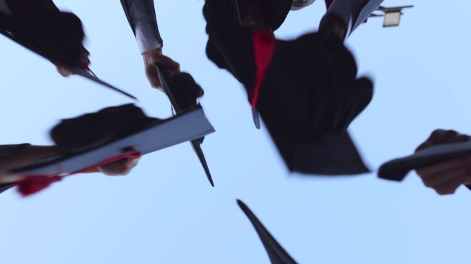 骄傲的学生向空中扔毕业帽