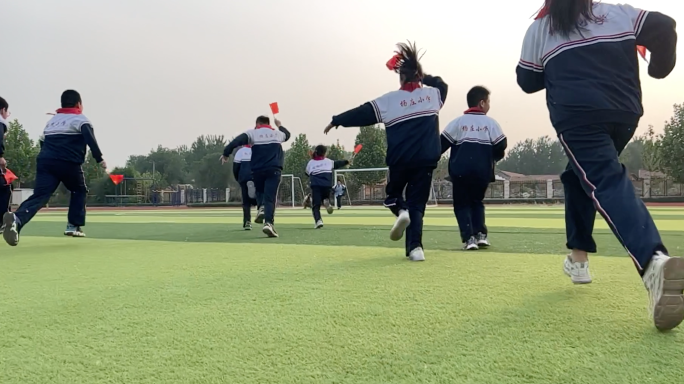 小学生举着国旗奔跑