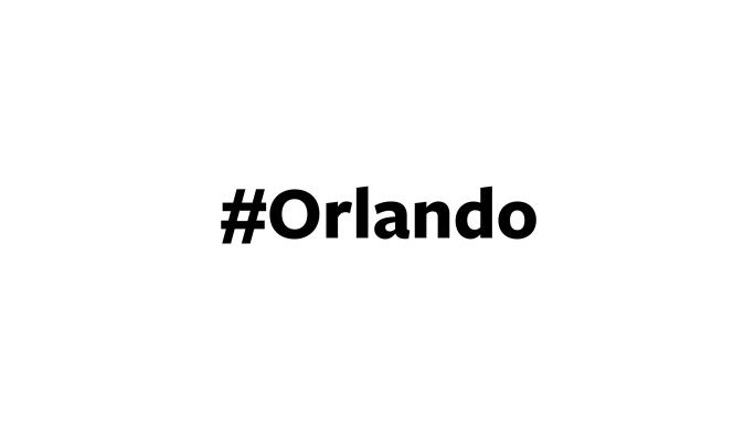 一个人在电脑屏幕上键入“#Orlando”