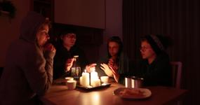 停电期间，一家人坐在蜡烛旁。视频素材
