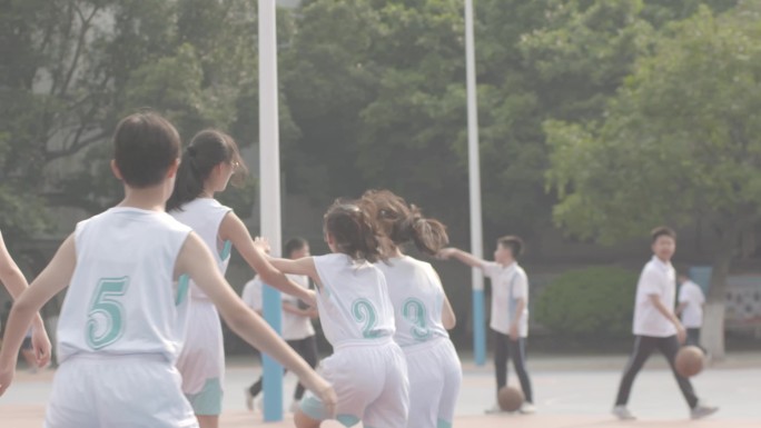 初中女学生打篮球学生课外活动打篮球体育课