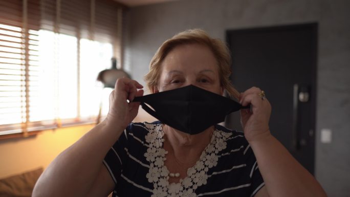 一位在家摘下口罩的老妇人的肖像