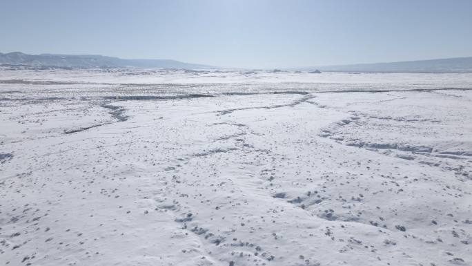 无人机POV美丽科罗拉多沙漠冬季丘陵和山脉上的假山降雪极端天气条件视频系列