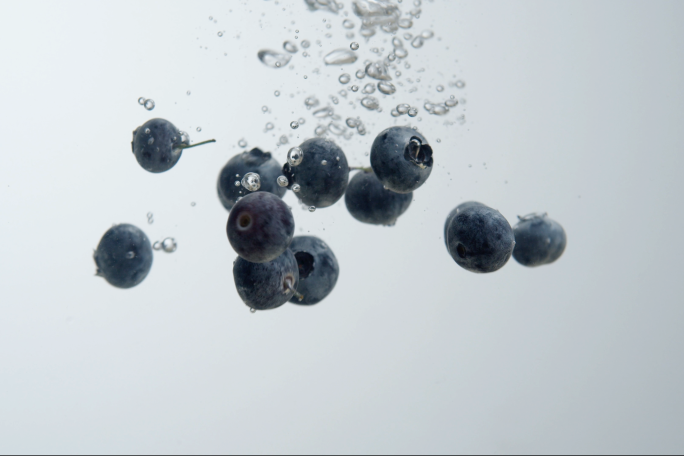 新鲜蓝莓落水广告素材