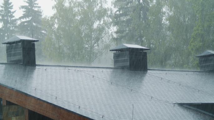 大雨倾泻在屋顶上春雨大雨下雨