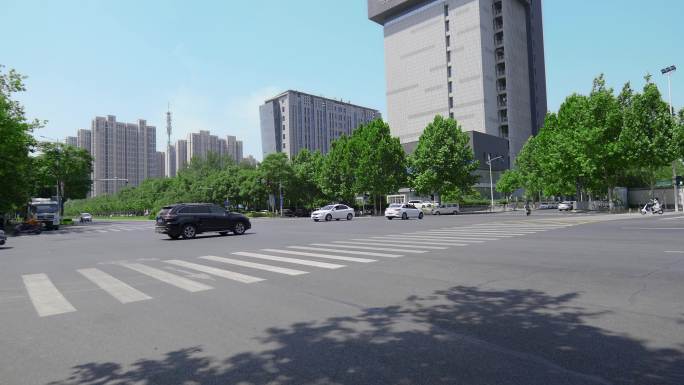 实拍高清城市街道十字路口红绿灯