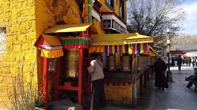 西藏拉萨布达拉宫外转经的藏民