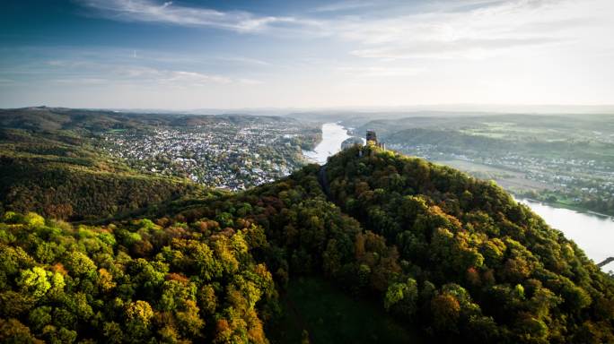 Siebengeberge山脉Drachenfels山与旧城堡的空中拍摄