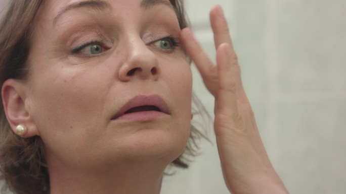 女性在日常护肤中使用眼霜