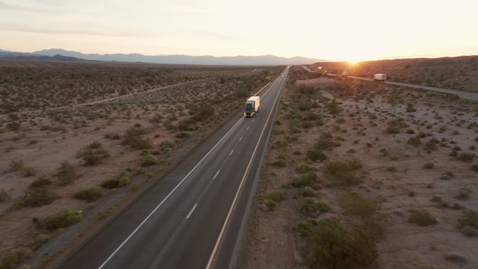 美国西部乡村州际公路上的长距离半挂汽车