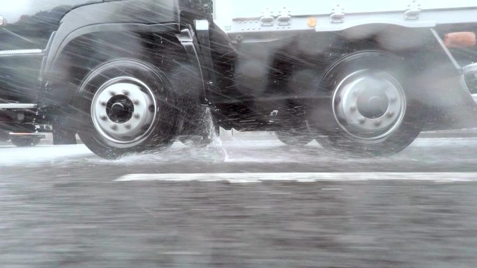 雨天驾车-侧视图雨滴货车高速公路