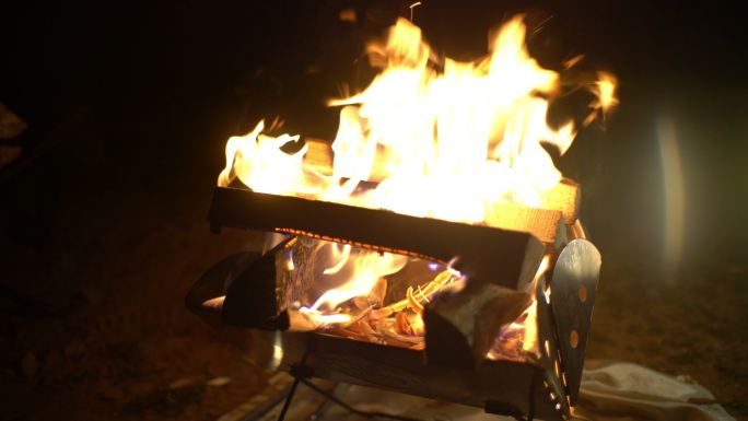 露營地的篝火夜晚