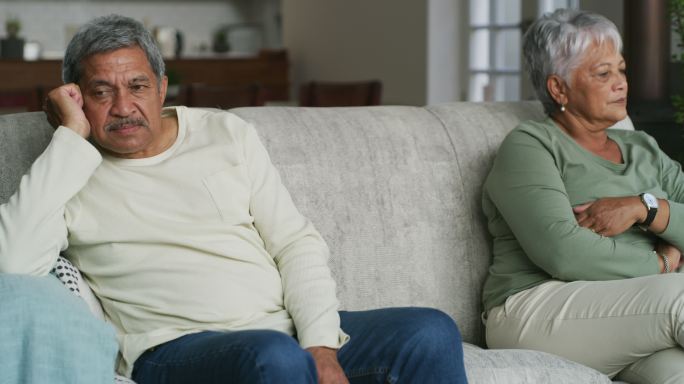 一对老年夫妇在争吵后坐在沙发上无视对方的4k视频片段