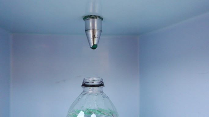 空水瓶在饮水机的供水软管下面