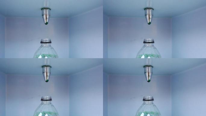 空水瓶在饮水机的供水软管下面