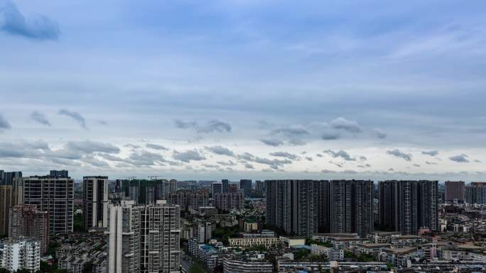 城市鸟瞰俯拍云朵流动的云高天上流云延时