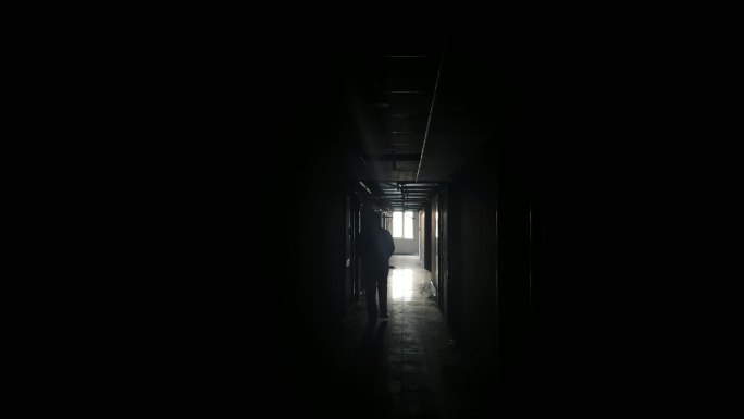 独自走在黑暗的走廊里