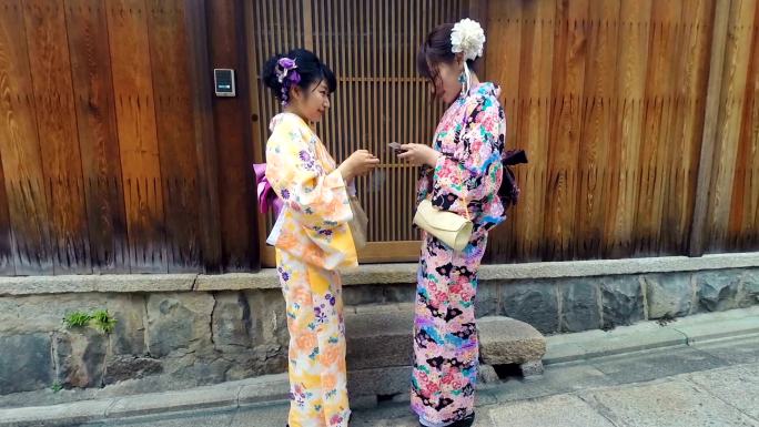 年轻的日本女性穿着传统和服开会