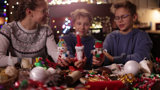 家庭为圣诞节制作装饰品和玩具