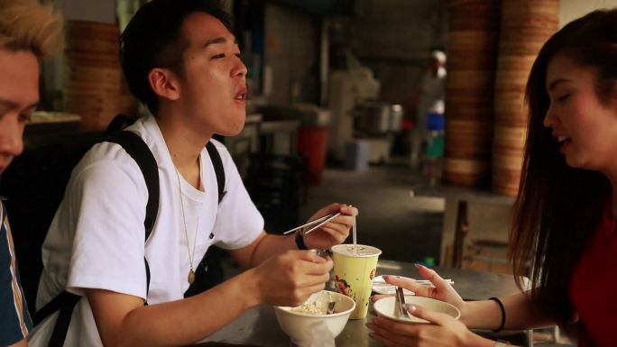 4位千禧一代亚洲年轻人享用台湾早餐