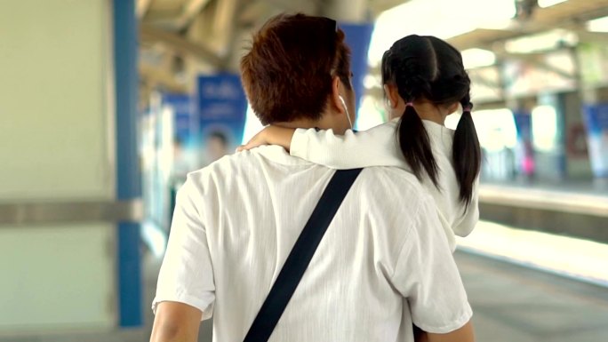 泰国单身父亲或单身继父在火车站抱女儿