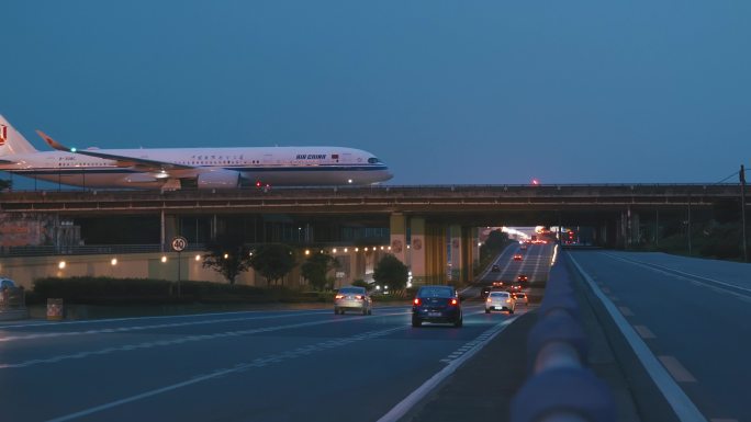 大型飞机过城市天桥高架马路