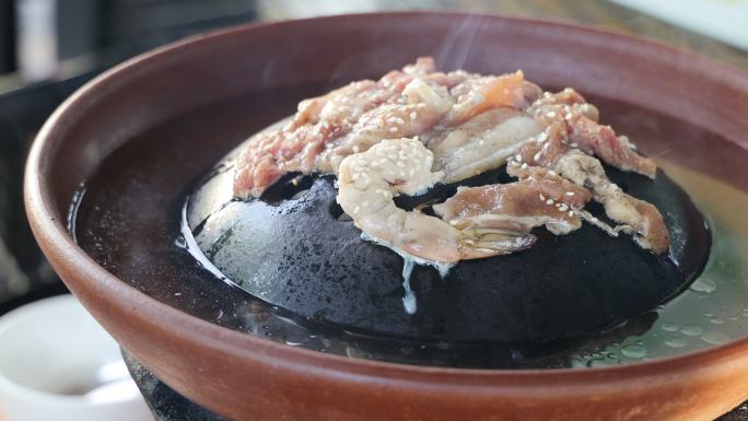 将烤肉食物放在粘土锅上烤制