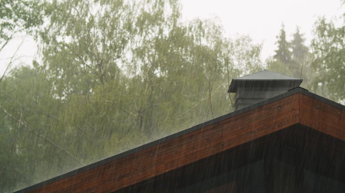 大雨倾泻在屋顶上下雨屋顶