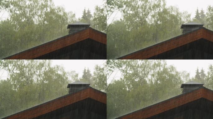 大雨倾泻在屋顶上下雨屋顶