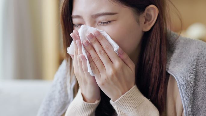 亚洲女性在家咳嗽打喷嚏感冒