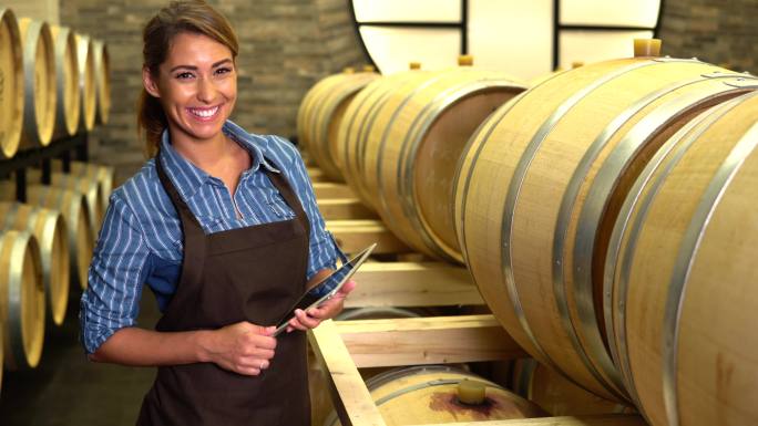 一位快乐、成功的女企业家在酒庄工作的肖像