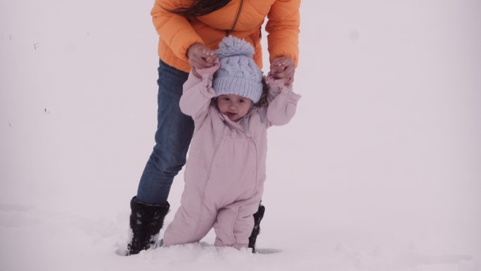 儿童保育。婴儿在雪中的第一步。教孩子可持续性。