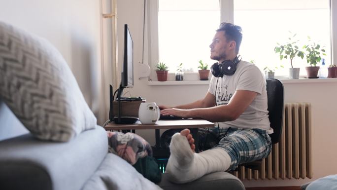 断腿的年轻人玩电脑受伤网上聊天