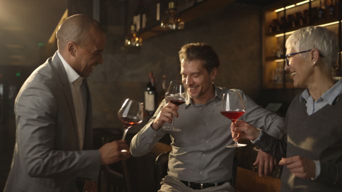 下班后，快乐的企业家们在酒吧里谈笑风生。