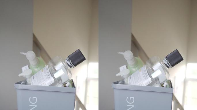 家中回收站中塑料瓶的垂直拍摄