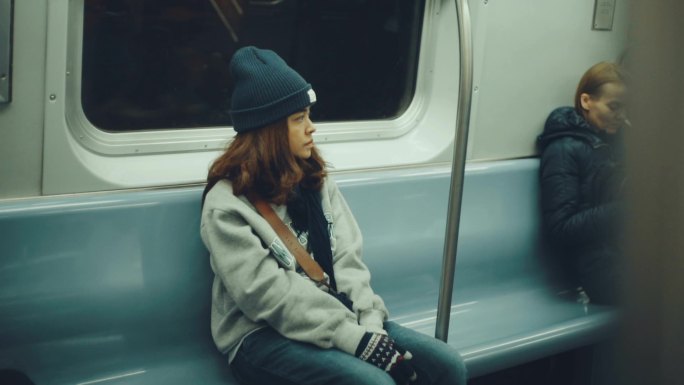 坐在地铁里的伤心女人