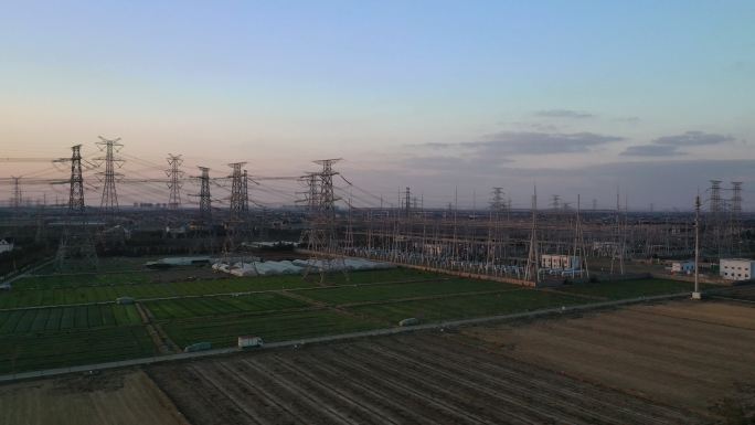 日落时实时/鸟瞰电力塔和大型变电站