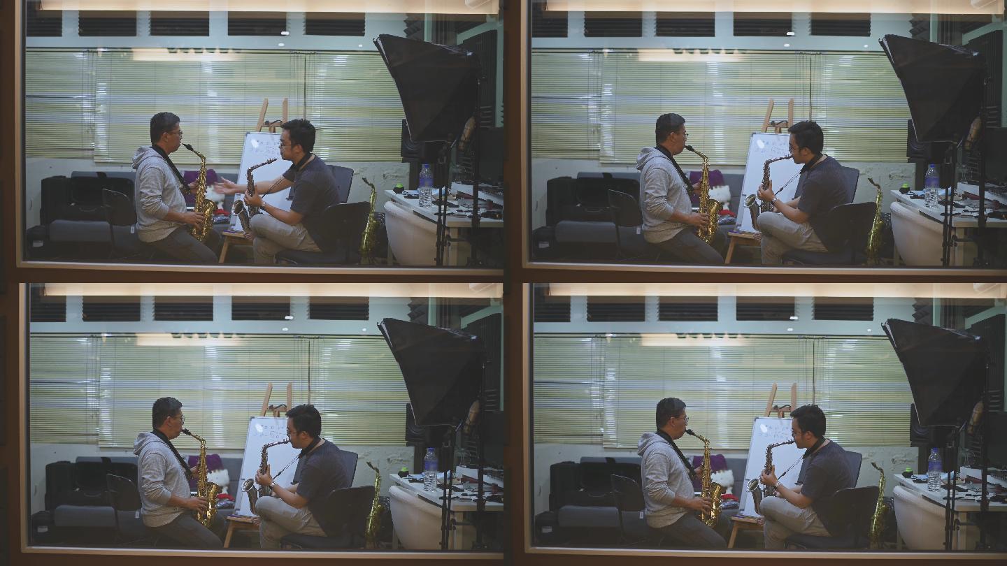 亚洲华人中年男子在音乐工作室向导师学习萨克斯管乐器