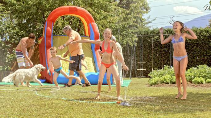 在炎热的夏日，斯洛莫的孩子们正在享受花园派对