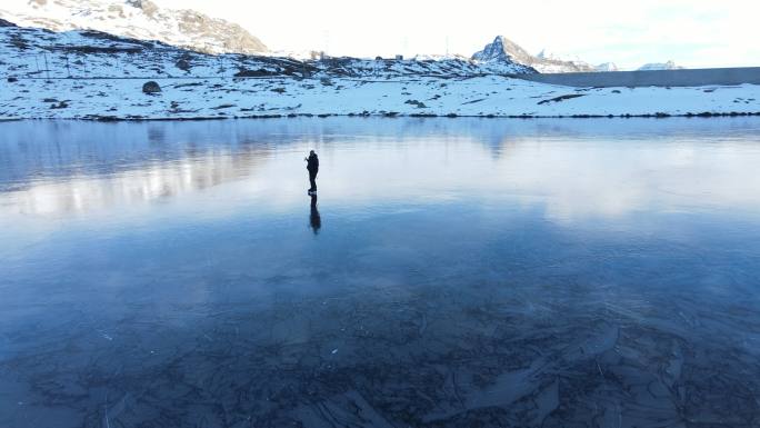 冬天在结冰的湖面上滑冰